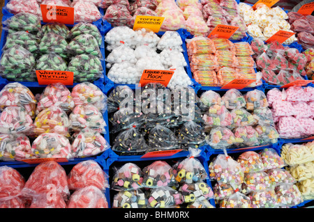 Sacchetti assortiti di dolci o caramelle su un mercato inglese in stallo il sud ovest di Londra, Inghilterra, Regno Unito. Foto Stock