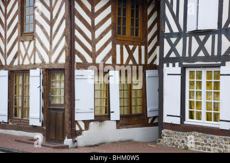 Beuvron-en-Auge, Normandia, Francia. Tipico a struttura mista in legno e muratura case di villaggio. Foto Stock