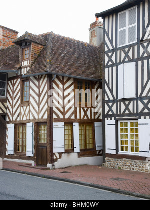 Beuvron-en-Auge, Normandia, Francia. Tipico a struttura mista in legno e muratura case di villaggio. Foto Stock