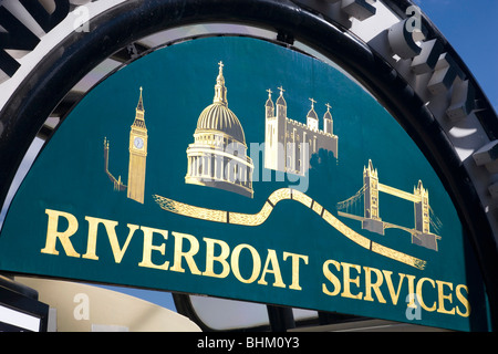 London, Greater London, England. Thames riverboat services segno sopra ingresso al Ponte di Londra City Pier. Foto Stock