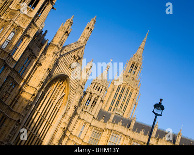 London, Greater London, England. Guglie gotiche del case del Parlamento, inclinato vista. Foto Stock