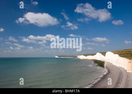 Eastbourne, East Sussex, Inghilterra. Vista verso ovest lungo la costa da Birling Gap a sette sorelle e Seaford testa. Foto Stock