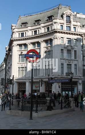Oxford Circus tube station ingresso all'angolo di Oxford Street e Regent Street, Londra Foto Stock