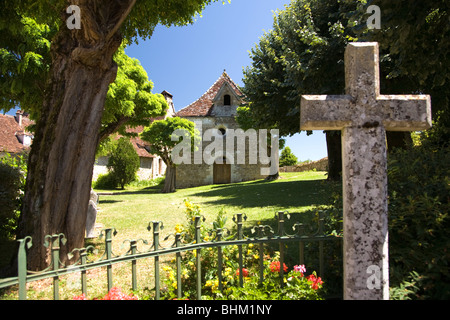 Chapelle con cimitero con croce in Carennac, Dordogne, Lot, Francia Foto Stock