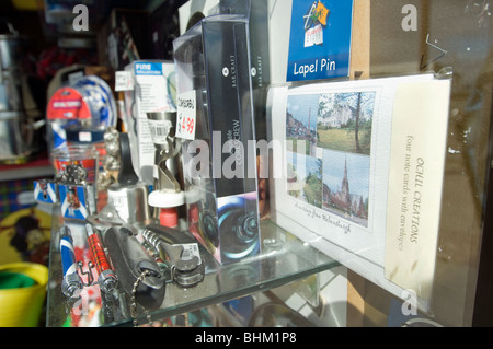 Scottish Tourist novità e negozio di souvenir nella finestra di visualizzazione di una Helensburgh high street shop. Foto Stock