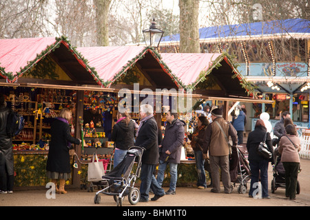 Hyde Park Winter Wonderland con bancarelle e attività natalizie, Londra, Inghilterra, Regno Unito, 2008 Foto Stock