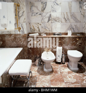 White bidet e wc in marmo townhouse bagno Foto Stock