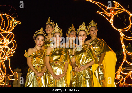 Thailandia, Pattaya, Loy Krathong Festival in novembre - donne in costumi tradizionali Foto Stock