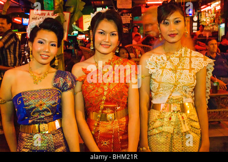 Thailandia, Pattaya, Loy Krathong Festival in novembre - donne in costumi tradizionali Foto Stock