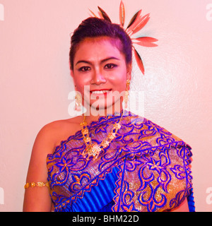 Thailandia, Pattaya, Loy Krathong Festival in novembre - donna vestito in costumi tradizionali Foto Stock