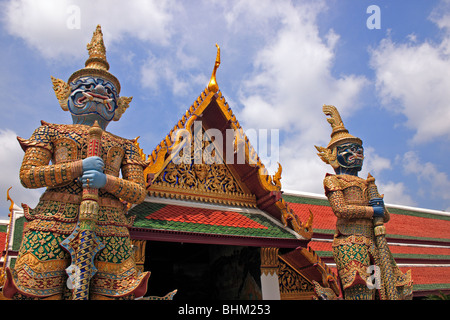 Custodi di Prasat Phra Dhepbidorn Tempio Grand Palace a Bangkok in Tailandia Foto Stock