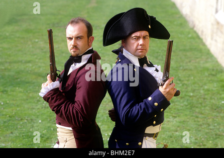 Regency Duellists duello del XIX secolo la rievocazione storica inglese costume storia navale della marina militare officer flintlock pistola pistole Foto Stock