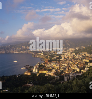 Luce della Sera su Sorrento nella baia di Napoli, Italia Foto Stock