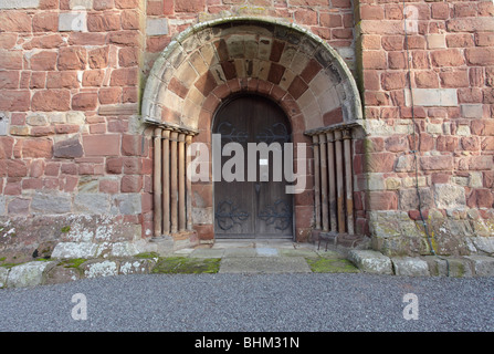 La West Tower ingresso alla chiesa di St Eata a Atcham nello Shropshire,Classic Norman progettazione e costruzione. Foto Stock