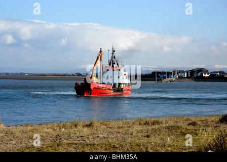 La struttura di pinza tramoggia draga 'Admiral' giorno sul suo modo al mare nella baia di Fleetwood, a discarica bottino dragati da Fleetwood marina. Foto Stock