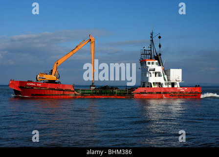 La struttura di pinza tramoggia draga 'Admiral' giorno sul suo modo al mare nella baia di Fleetwood, a discarica bottino dragati da Fleetwood marina. Foto Stock