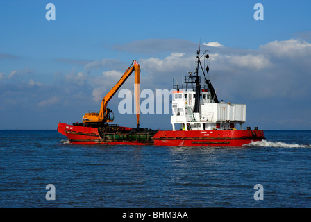 La struttura di pinza tramoggia draga 'Admiral' giorno sul suo modo al mare nella baia di Fleetwood, a discarica bottino dragati da Fleetwood marina. Foto Stock