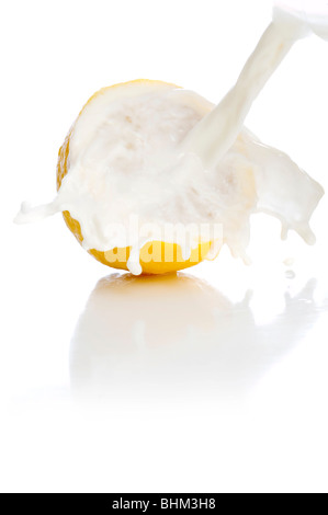 Limone con gli spruzzi di latte Foto Stock