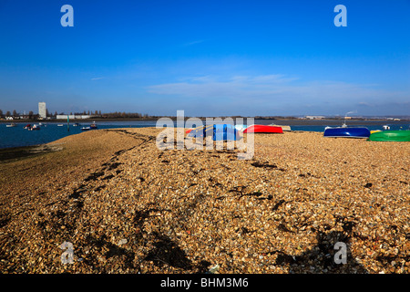 Eastney spit a bassa marea, con i gommoni capovolta e vedute Langstone Harbour a Portsmouth, Hampshire, Regno Unito Foto Stock