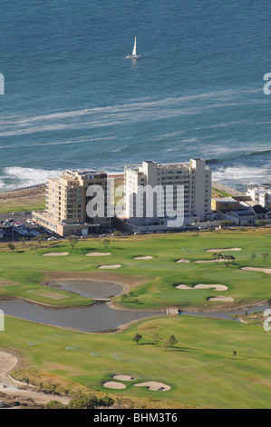 Metropolitan Golf Course e case su Beach Road Cape Town Sudafrica Foto Stock