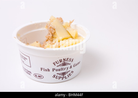 Inglese delicatezza di Morecambe bay potted brown gamberetti nel recipiente in plastica. Foto Stock