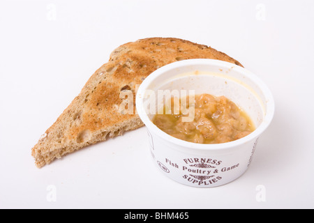 Inglese delicatezza di Morecambe bay potted brown gamberetti nel burro sul pane tostato. Foto Stock