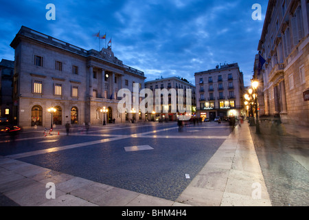 Central Plaza di 'Sant Jaume' al crepuscolo, Città del Municipio, Barcellona, Spagna Foto Stock