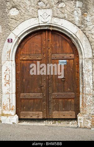 Una tradizionale porta in legno in Svizzera Foto Stock