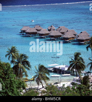 Vista delle cabine oltre mare, Hotel Sofitel, Moorea, Tahiti, Polinesia Francese Foto Stock