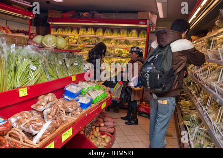 Parigi, Francia, People, Women Food Shopping nel quartiere cinese, negozio di alimentari, verdura "The Big Store", a Chinatown, vista interna della confezione del supermercato, fruttivendolo all'interno Foto Stock