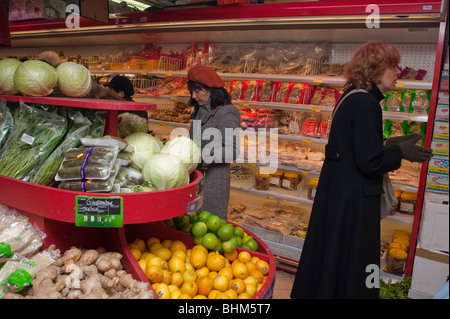 Parigi, Francia, People Women, negozi di cibo etnico nel supermercato cinese, "The Big Store" a Chinatown, vista interna del supermercato, comunità cinese di parigi, prezzi del cibo, fruttivendolo all'interno Foto Stock