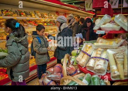 Parigi, Francia, People Food Shopping nel quartiere cinese negozio di alimentari verdure, 'The Big Store' a Chinatown, vista interna del supermercato, comunità cinese di parigi, imballaggio supermercato, verdure Foto Stock