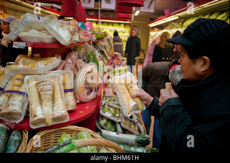 Parigi, Francia, People Food Shopping in Chinese Supermarket, 'The Big Store' in Chinatown, imballaggio in plastica per supermercati, cibo confezionato Foto Stock