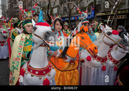 Parigi, Francia, Donne cinesi vestite con abiti cinesi tradizionali nel Carnevale di 'Capodanno cinese' a Chinatown, cavalli Foto Stock