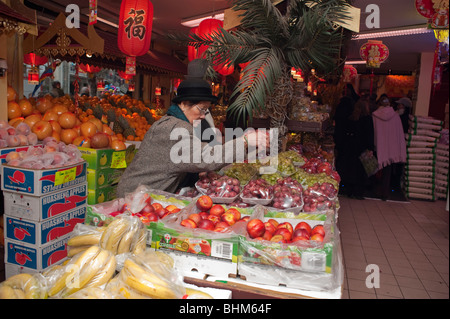 Parigi, Francia, persone che scelgono di acquistare cibo nel supermercato cinese, 'The Big Store' a Chinatown, negozio di alimentari di quartiere con verdure Foto Stock