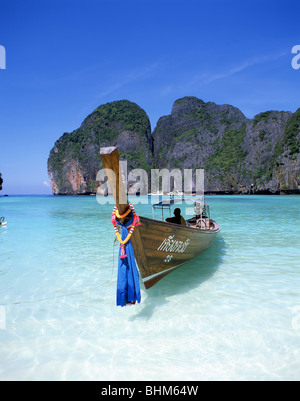 In legno barca da pesca, Mahya Bay, Koh Phi Phi Le Isole Phi Phi, Provincia di Krabi, Thailandia Foto Stock