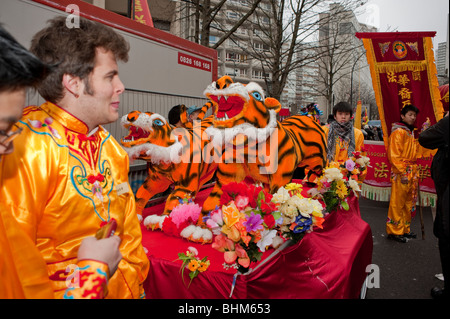 Parigi, Francia, Cinese galleggiante "Anno della Tigre' in 'Anno Nuovo Cinese " Carnevale a Chinatown Foto Stock