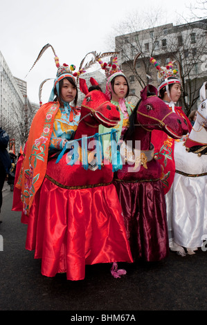 Parigi, Francia, Cinese donne abbigliate con vestiti tradizionali abiti cinesi in 'Anno Nuovo Cinese " Carnevale a Chinatown Foto Stock