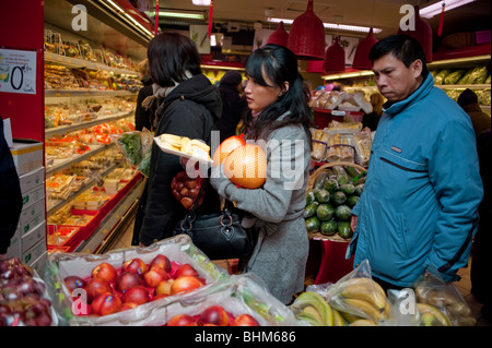 Parigi, Francia, People Food Shopping nel supermercato cinese, "The Big Store" a Chinatown, negozio di alimentari interno, verdure, supermercato femminile, donna che sceglie di fare la spesa, fruttivendolo all'interno Foto Stock