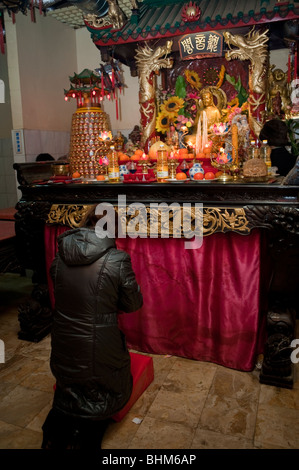 Parigi, Francia, persone donne da dietro, inginocchiarsi, pregare, altare, meditare, all'interno del tempio buddista di Chinatown Foto Stock