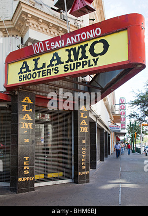 Alamo sparatutto forniture del negozio di fronte a El Paso Texas USA Foto Stock