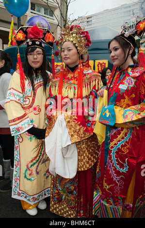 Parigi, Francia, Cinese donne abbigliate con vestiti tradizionali abiti cinesi in 'Anno Nuovo Cinese " Carnevale a Chinatown Foto Stock