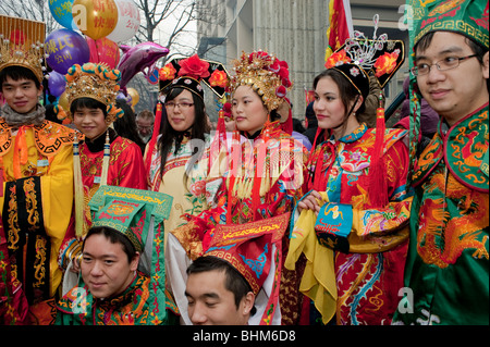 Parigi, Francia, Cinese donne abbigliate con vestiti tradizionali abiti cinesi in 'Anno Nuovo Cinese " Carnevale a Chinatown Foto Stock