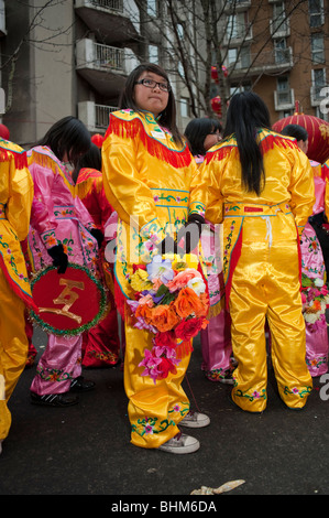 Parigi, Francia, donne cinesi vestite con abiti cinesi tradizionali nel "Capodanno cinese" a Chinatown, il carnevale Pride Foto Stock