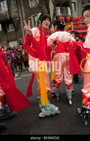 Parigi, Francia, Cinese donne abbigliate con vestiti tradizionali abiti cinesi in 'Anno Nuovo Cinese " Carnevale a Chinatown Foto Stock