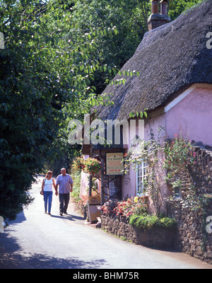 Giovane passeggiate nel villaggio, Cockington, Devon, Inghilterra, Regno Unito Foto Stock