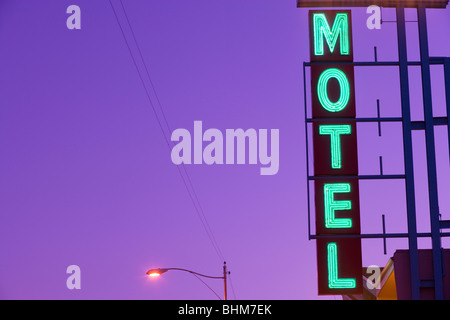 Neon color turchese Motel firmare al The Orchard Inn lungo la storica US Route 66 al tramonto con il cielo viola. Kingman Arizona USA. Foto Stock