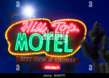 Punto di riferimento insegna al neon con la Hill Top Motel lungo il percorso 66 in Kingman Arizona USA al crepuscolo. Foto Stock