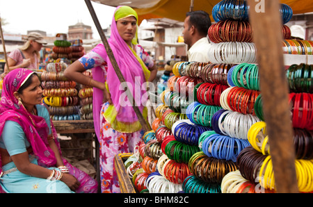 Rivestito in maniera colorata Rajput donne tradtitional vendita schiave a Sardar Bazar nella città di Rajasthani di Jodhpur, India Foto Stock