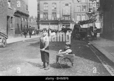 East End bambini, Londra, c1900. Artista: sconosciuto Foto Stock